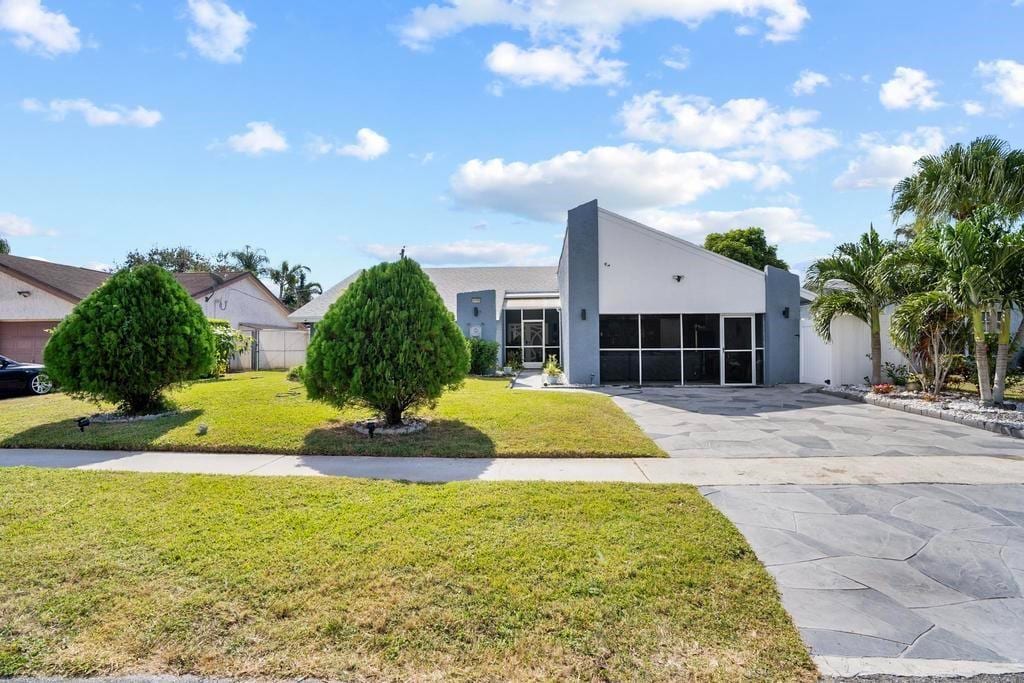 8050 NW 47th Ct in Lauderhill, FL - Building Photo