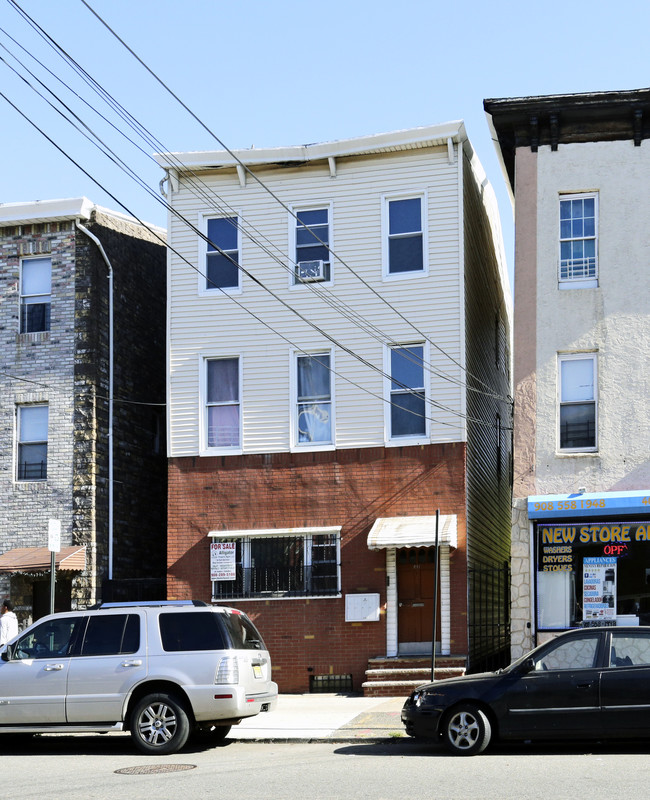 411 Elizabeth Ave in Elizabeth, NJ - Foto de edificio - Building Photo