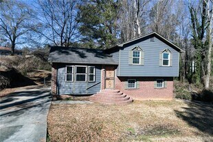 2761 Rockdale Dr in Decatur, GA - Building Photo