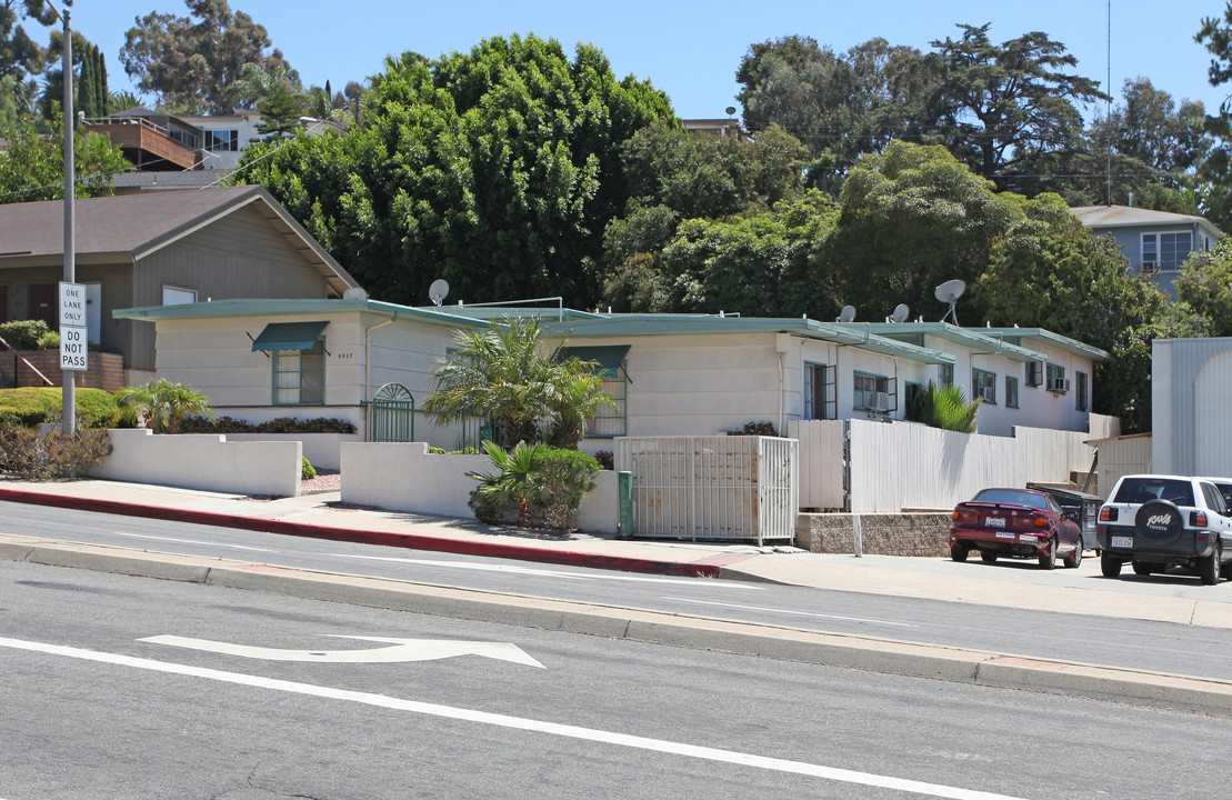 8015 La Mesa Blvd in La Mesa, CA - Foto de edificio