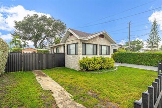 5790 SW 5th St in Miami, FL - Foto de edificio - Building Photo