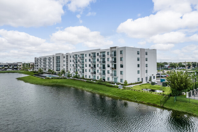 Hidden Lake Apartments in Miami, FL - Foto de edificio - Building Photo