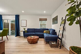 1206 Hollow Creek Dr in Austin, TX - Building Photo - Building Photo