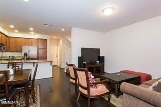 1654 Heywood St in Simi Valley, CA - Foto de edificio - Building Photo