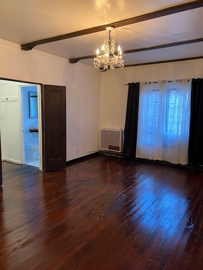 2041 N Vermont Ave in Los Angeles, CA - Building Photo - Building Photo