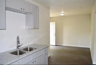 7913 Woodlyn Rd in Houston, TX - Foto de edificio - Building Photo