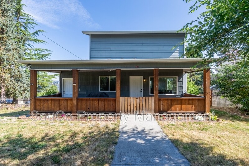 409 E B St in Rainier, OR - Building Photo
