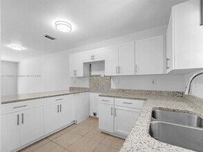 9537 NW 114th Ln in Hialeah Gardens, FL - Building Photo - Building Photo