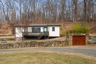 689 S Mountain Rd in New City, NY - Building Photo - Building Photo