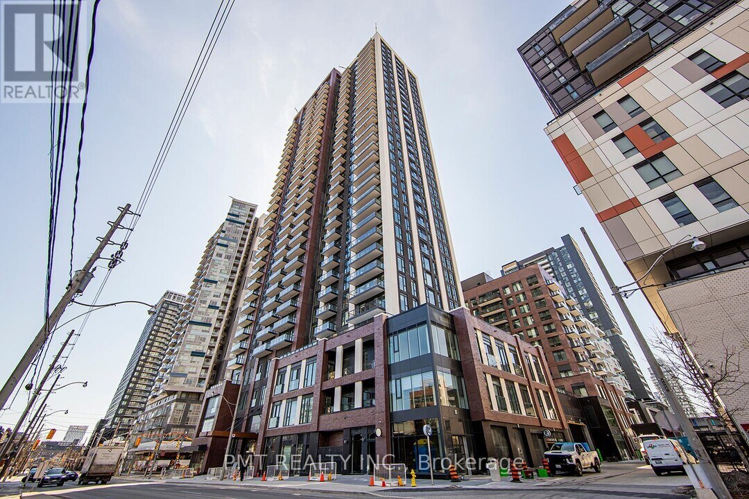 130 River St in Toronto, ON - Building Photo