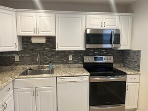 5525 N Lakewood Cir in Margate, FL - Building Photo - Building Photo