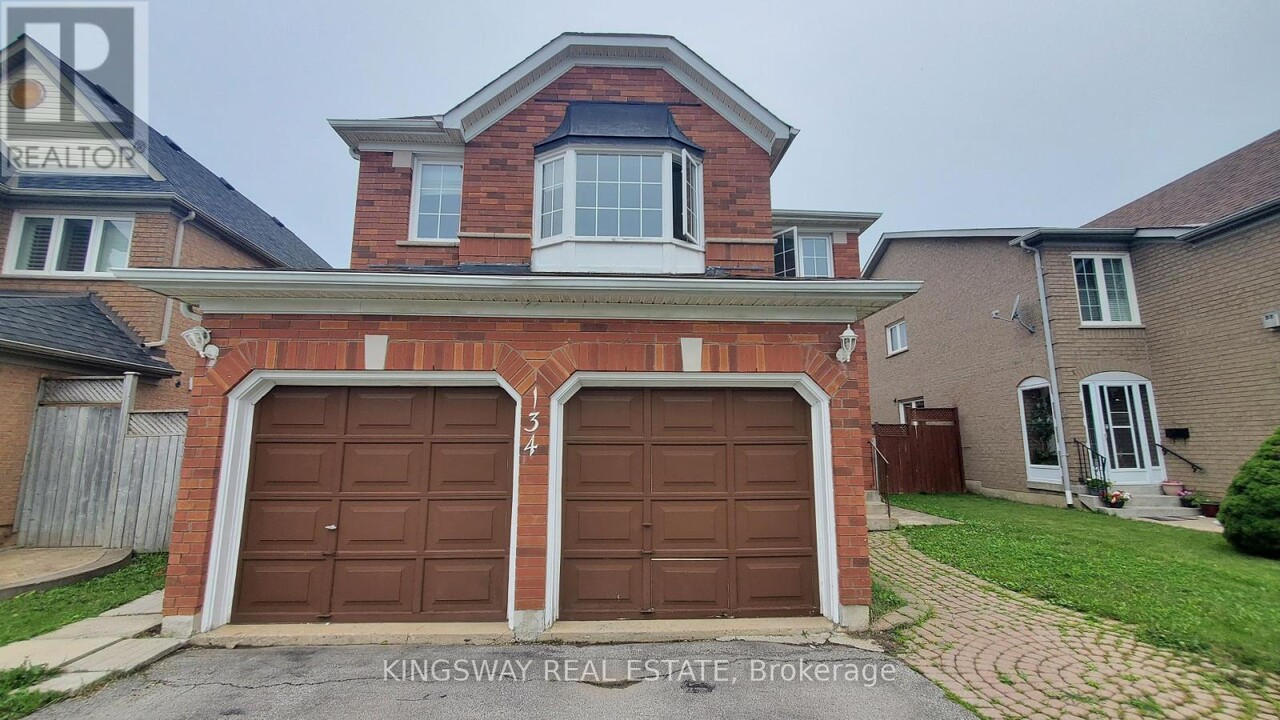 134 Fernforest Dr in Brampton, ON - Building Photo