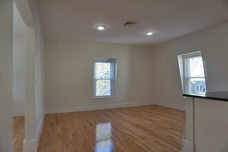 4 Osgood St, Unit 2 in Somerville, MA - Building Photo - Building Photo