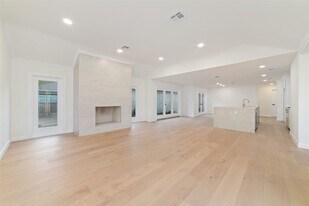 15651 Whitewater Ln in Houston, TX - Building Photo