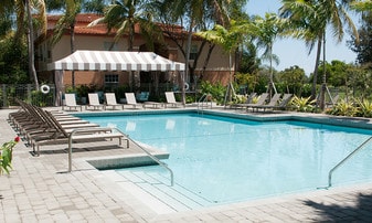 The Upton Apartments in Hollywood, FL - Building Photo