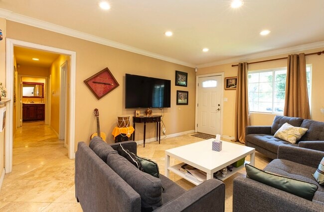 7766 N Glenoaks Blvd in Burbank, CA - Building Photo - Building Photo