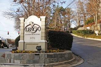 Lenox Villas Condominium in Atlanta, GA - Foto de edificio - Building Photo