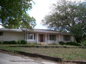 124-126 W Hampton Dr in Seguin, TX - Building Photo - Building Photo