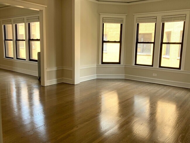 2418 N Sawyer Ave in Chicago, IL - Building Photo - Building Photo