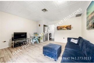 3523 Longmeadow in Sarasota, FL - Building Photo - Building Photo