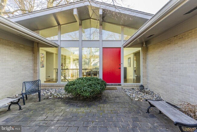 6104 Clearwood Rd in Bethesda, MD - Building Photo - Building Photo