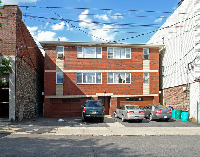 269 Walker St in Fairview, NJ - Foto de edificio - Building Photo