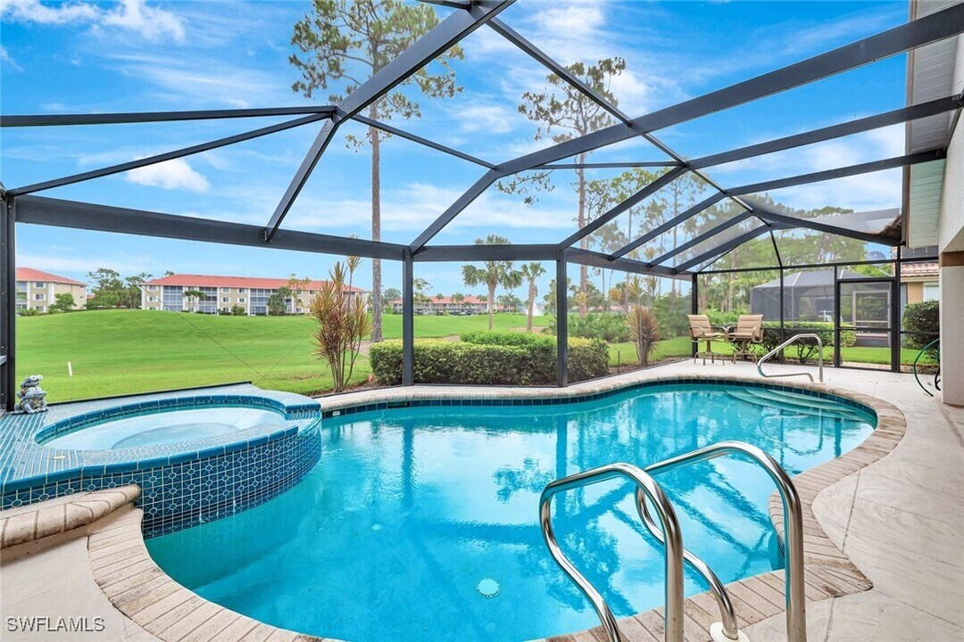 5859 Westbourgh Ct in Naples, FL - Building Photo