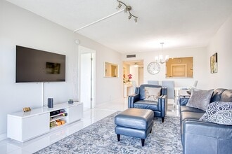 2950 N Palm Aire Dr in Pompano Beach, FL - Building Photo - Building Photo