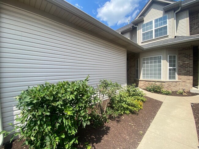 15 Oak Creek Ct in North Aurora, IL - Building Photo - Building Photo