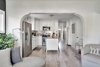 1138 W 52nd St, Unit 1138 in Los Angeles, CA - Building Photo - Building Photo