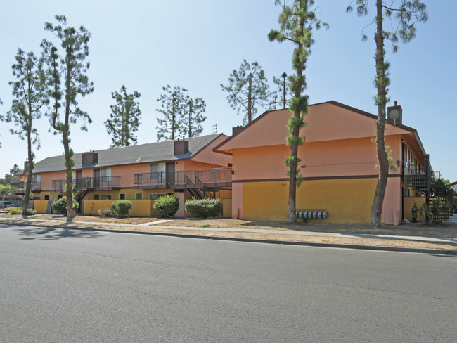 Campus Chalet in Fresno, CA - Foto de edificio - Building Photo