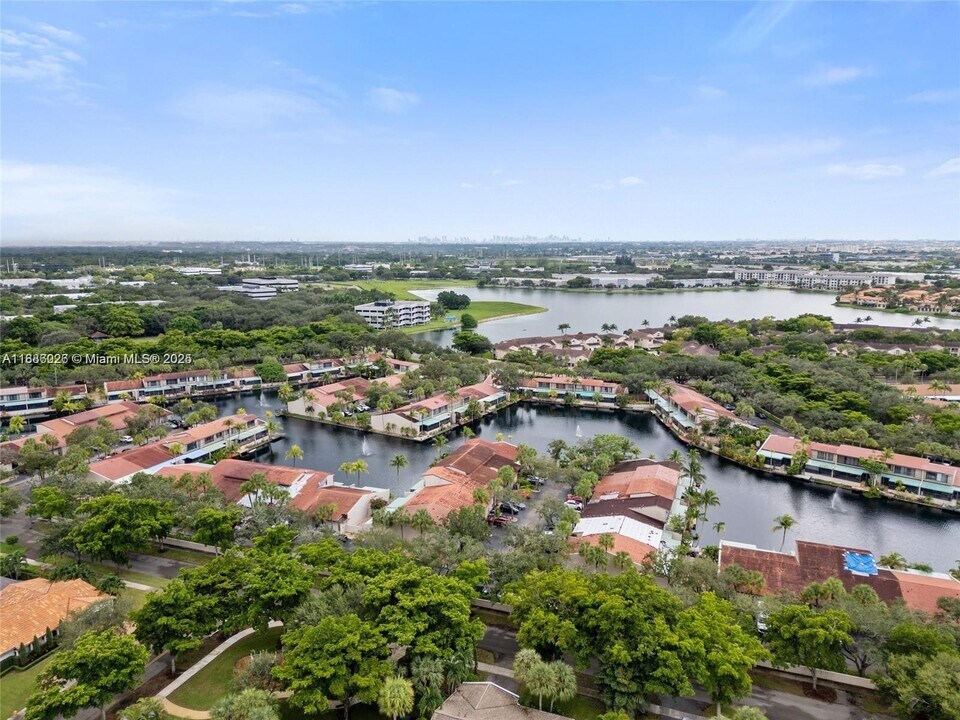 8336 Dundee Terrace in Miami Lakes, FL - Building Photo