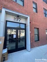 190 Green St, Unit 402 in Boston, MA - Foto de edificio - Building Photo