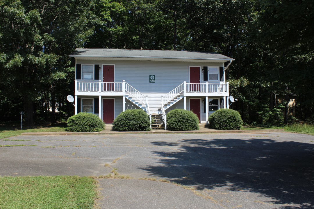 300 Knight Ln in Dobson, NC - Building Photo