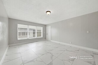 5700 NW 28th St in Miami, FL - Foto de edificio - Building Photo