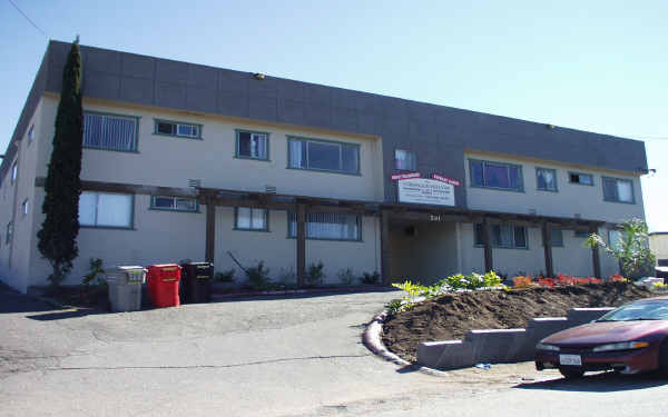 Coronado Hilltop Apartments in Vista, CA - Building Photo - Building Photo