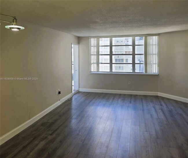 2750 NE 183rd St, Unit 1212 in Aventura, FL - Foto de edificio - Building Photo