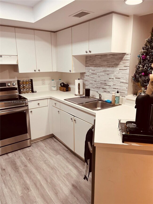 2125 SE 10th Ave, Unit 1020 in Fort Lauderdale, FL - Building Photo - Building Photo