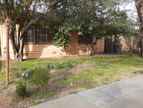 317-319-319 D St in Davis, CA - Foto de edificio - Building Photo