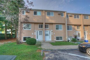 528 Shennecossett Rd in Groton, CT - Building Photo