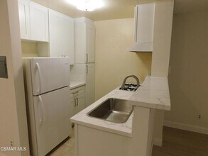 6213 Whitsett Ave in Los Angeles, CA - Building Photo - Building Photo