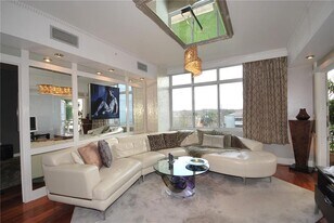 54 Rainey St in Austin, TX - Building Photo