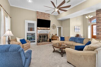 590 Edgewood Dr in Montgomery, TX - Foto de edificio - Building Photo