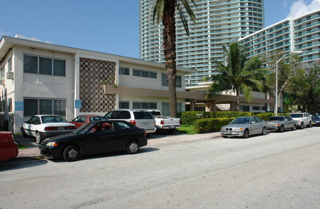 1310-1320 15th Ter in Miami Beach, FL - Foto de edificio - Building Photo