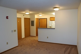 Fieldstone Village Senior Apartments-55+ in Fargo, ND - Building Photo - Building Photo