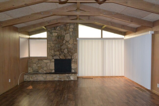 108 N Crenshaw St in Visalia, CA - Building Photo - Building Photo