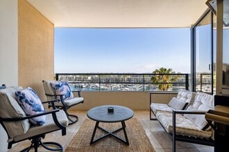 4267 Marina City Dr, Unit 308 in Marina Del Rey, CA - Foto de edificio - Building Photo