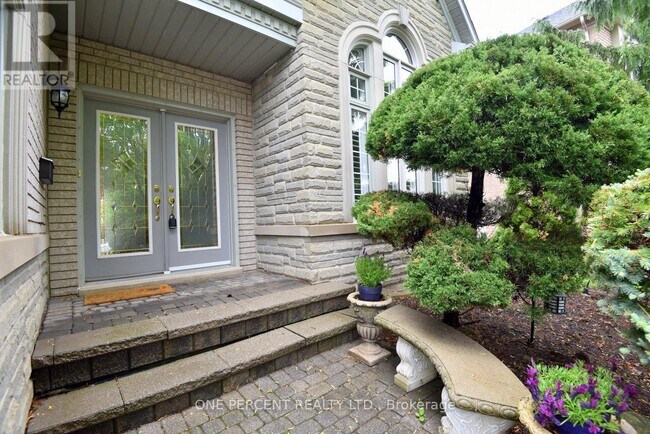 4323 Clubview Dr in Burlington, ON - Building Photo - Building Photo
