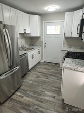 70 Schuyler Dr in Edison, NJ - Building Photo - Building Photo
