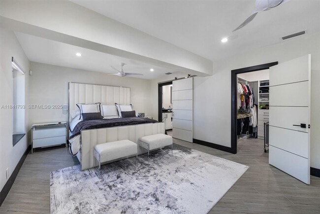 property at 517 S Riverside Dr